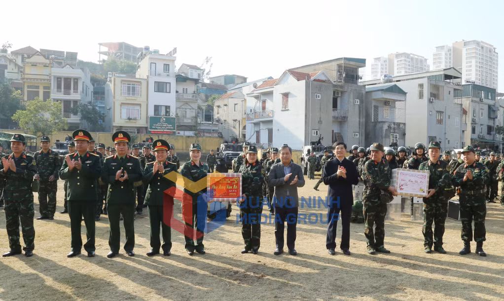 Đồng chí Bí thư Tỉnh ủy thăm, chúc Tết và tặng quà động viên cán bộ, chiến sỹ Bộ Chỉ huy Quân sự tỉnh.