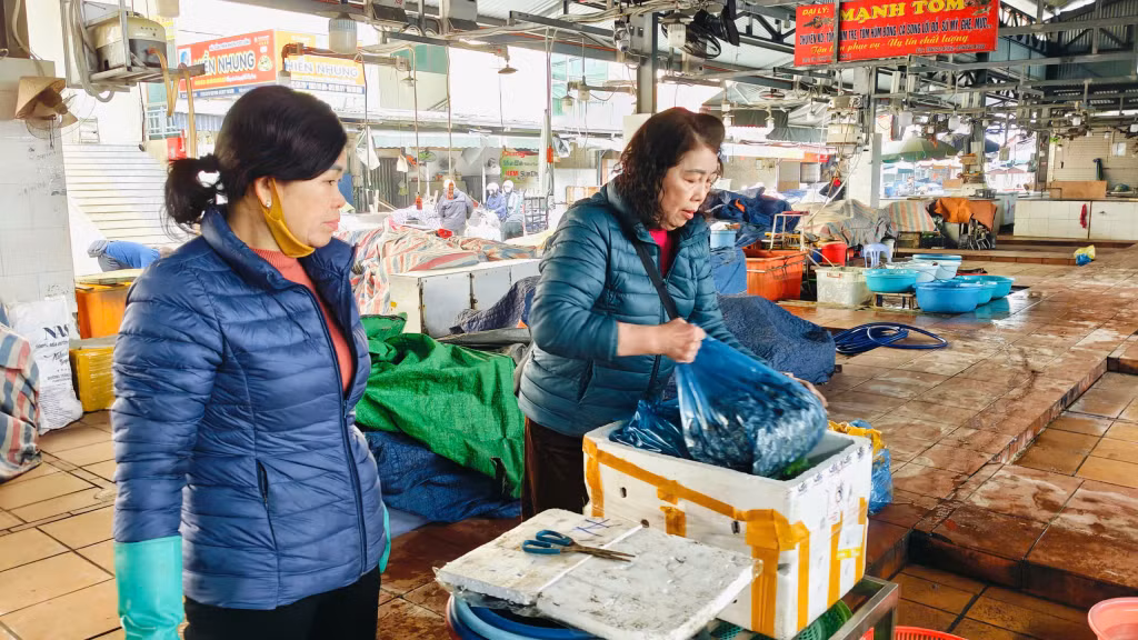 Các tiểu thương ngành hải sản đóng hàng giao cho các nhà hàng, quán ăn trong ngày mùng 2 Tết tại Chợ Hạ Long I.
