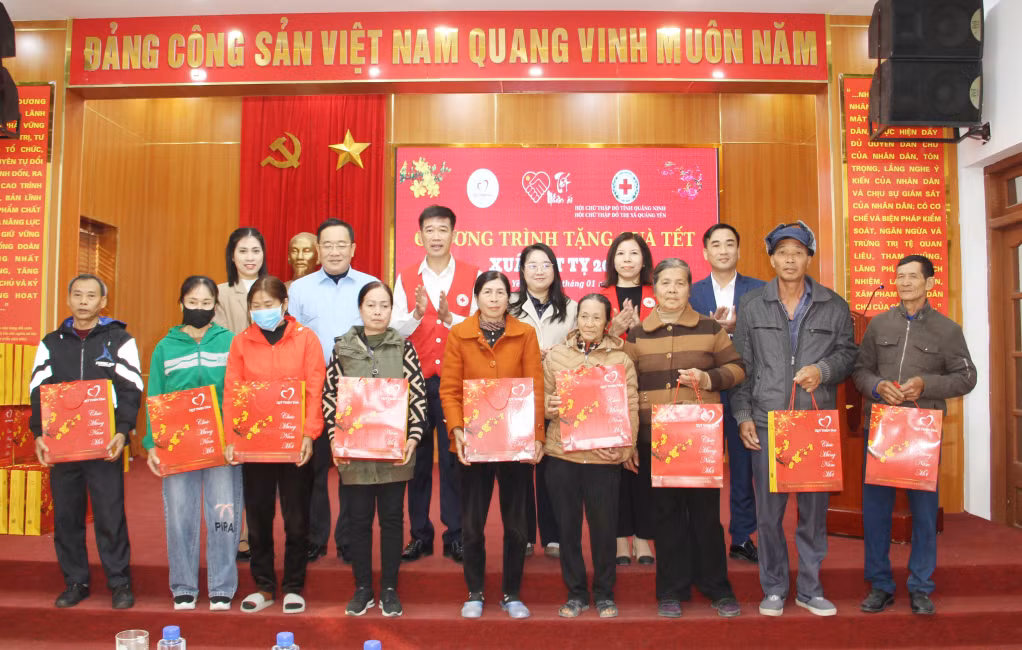 Tập đoàn Vingroup phối hợp với Hội Chữ thập đỏ tỉnh trao tặng 630 suất quà Tết cho hộ cận nghèo, hộ có hoàn cảnh khó khăn tại TX Quảng Yên.