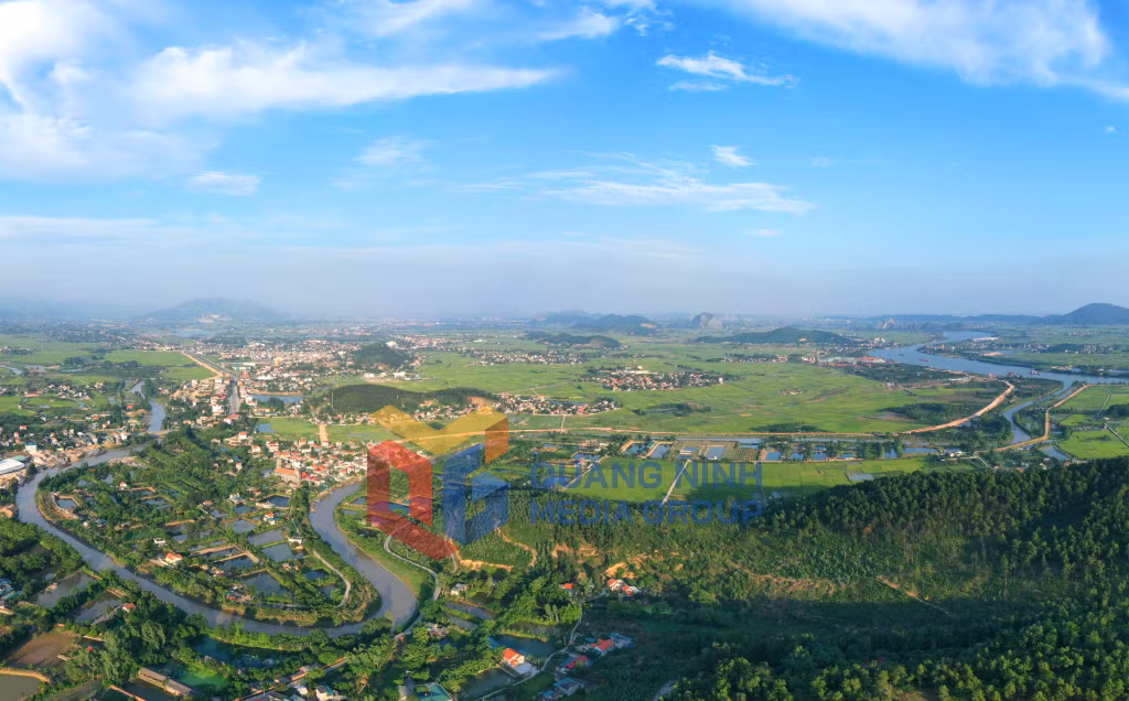 Dòng sông Kinh Thầy trong xanh, hiền hoà chảy qua làng quê Đông Triều (12-2024). Ảnh: Đỗ Giang
