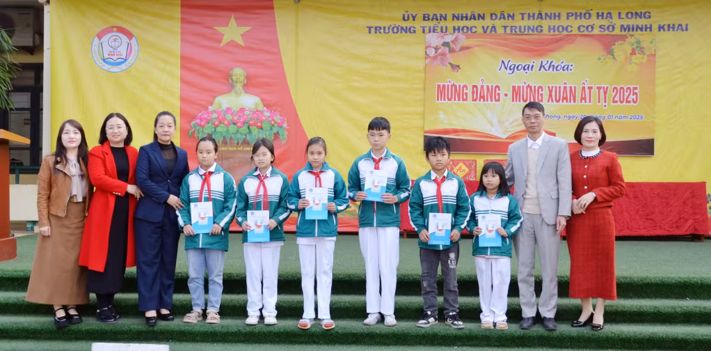 BHXH tỉnh cùng lãnh đạo Trường TH&THCS Minh Khai (phường Hà Phong, TP Hạ Long) trao tặng thẻ BHYT cho các em học sinh có hoàn cảnh khó khăn tại nhà trường.