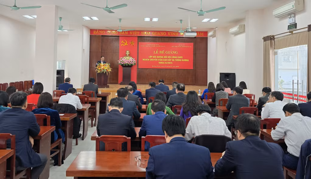 Toàn cảnh lễ bế giảng.
