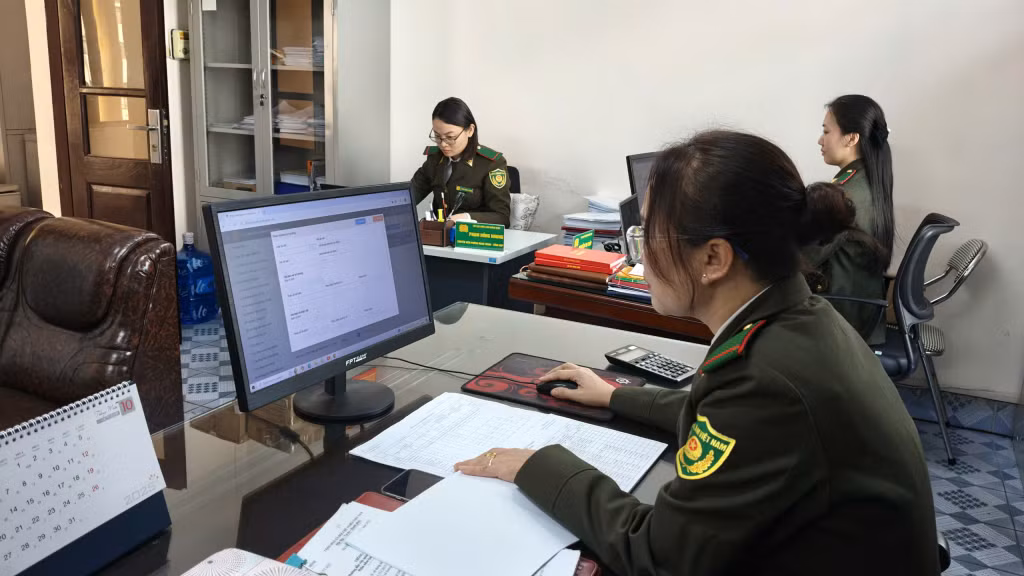 Cán bộ Phòng Hành chính - Tổng hợp, Chi cục Kiểm lâm tỉnh bắt đầu nhập liệu trên hệ thống phần mềm Tổng kiểm kê tài sản công của Bộ Tài chính.