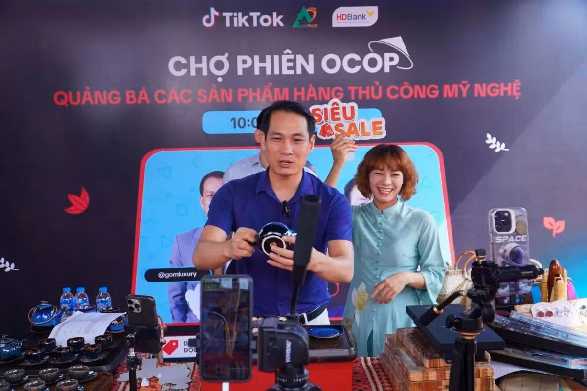 Thương mại điện tử phát triển mạnh tại Việt Nam (Ảnh: MOIT)