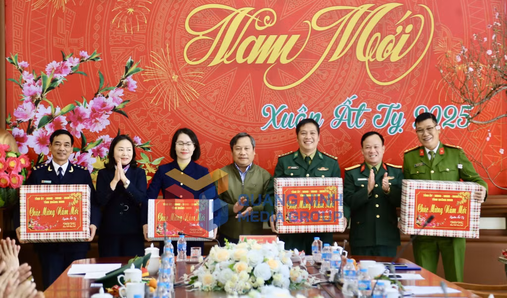 Đoàn công tác tặng quà, động viên cán bộ, chiến sĩ, lực lượng chức năng trên địa bàn TP Móng Cái.
