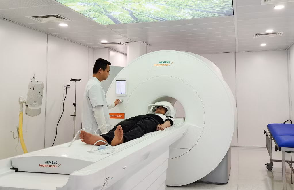 Nhân viên Trung tâm Y tế huyện Tiên Yên thực hiện chụp cộng hưởng từ (MRI) cho người bệnh.