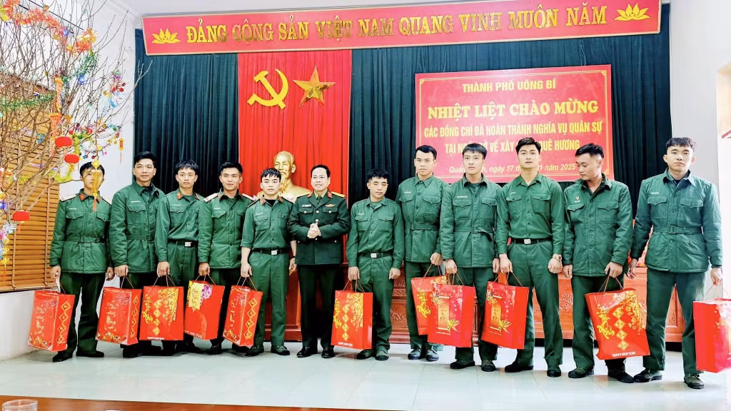 Tặng quà cho các quân nhân xuất ngũ.