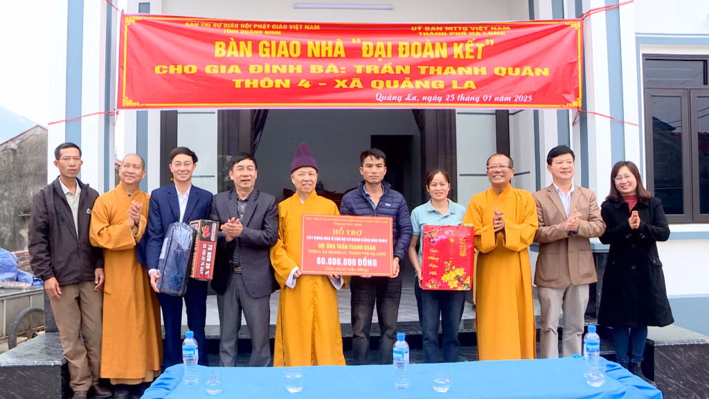 Trao hỗ trợ cho gia đình ông Trần Thanh Quân, thôn 4, xã Quảng La, TP Hạ Long.