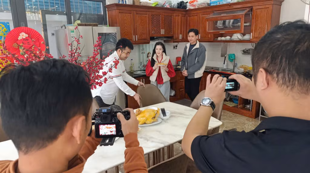 Một số hình ảnh đặc sắc được ekip thực hiện chương trình sản xuất.