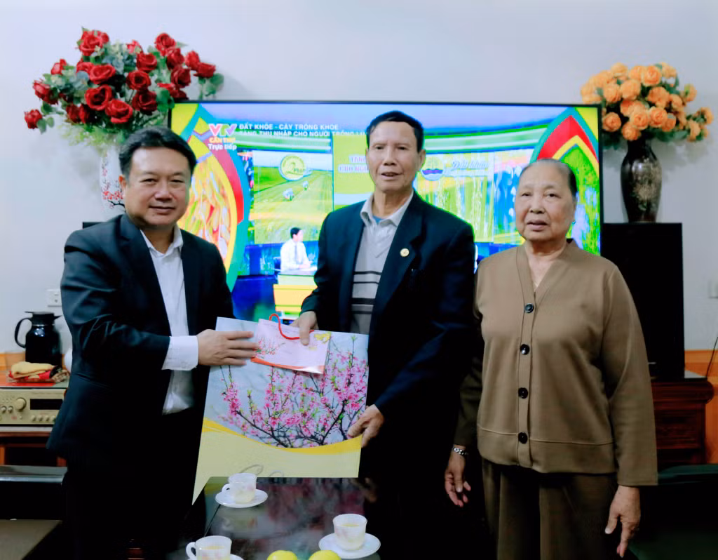 Đồng chí Nguyễn Đức Thành, Ủy viên BTV Tỉnh ủy, Chủ nhiệm Ủy ban Kiểm tra Tỉnh ủy thăm, chúc Tết Anh hùng lao động Nguyễn Xuân Quý ở khu Trại Hà, phường Yên Thọ, TP Đông Triều.