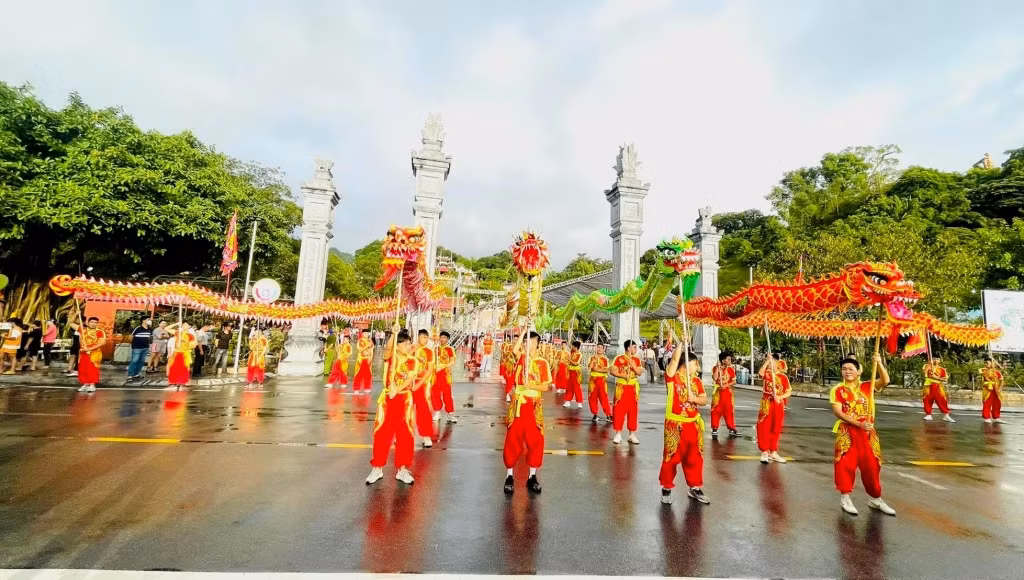 Hồng Long đường biểu diễn tại lễ hội đền Cửa Ông mùa thu năm 2022.