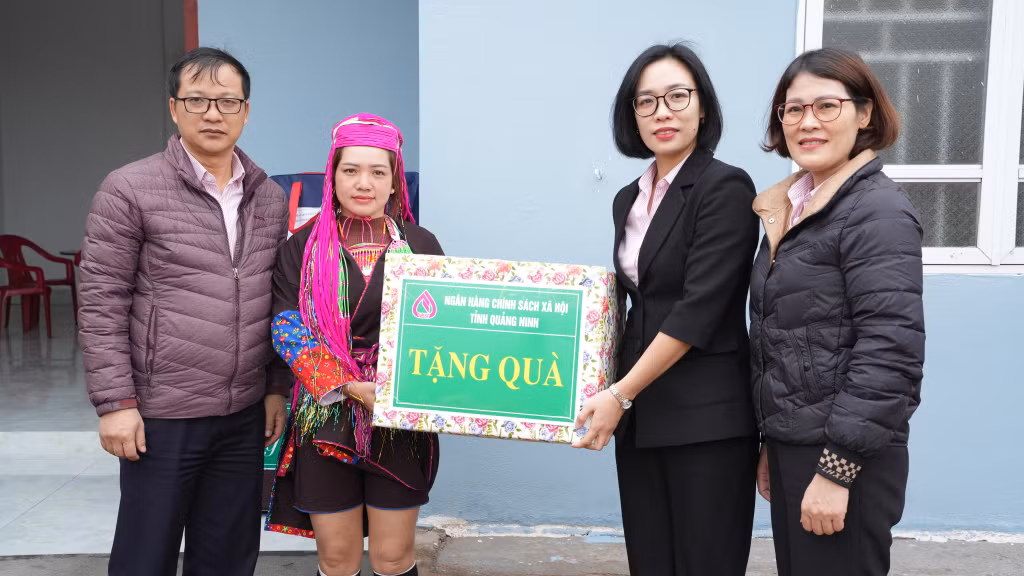 Chi nhánh Ngân hàng CSXH tỉnh Quảng Ninh trao tặng quà cho gia đình chị Phùn Ửng Múi.