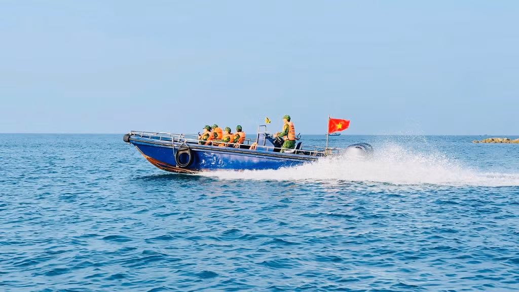 Bên cạnh tổ chức hoạt động đón Tết, các lực lượng cũng duy trì công tác tuần tra, kiểm soát, bảo vệ vững chắc vùng biển của Tổ quốc.
