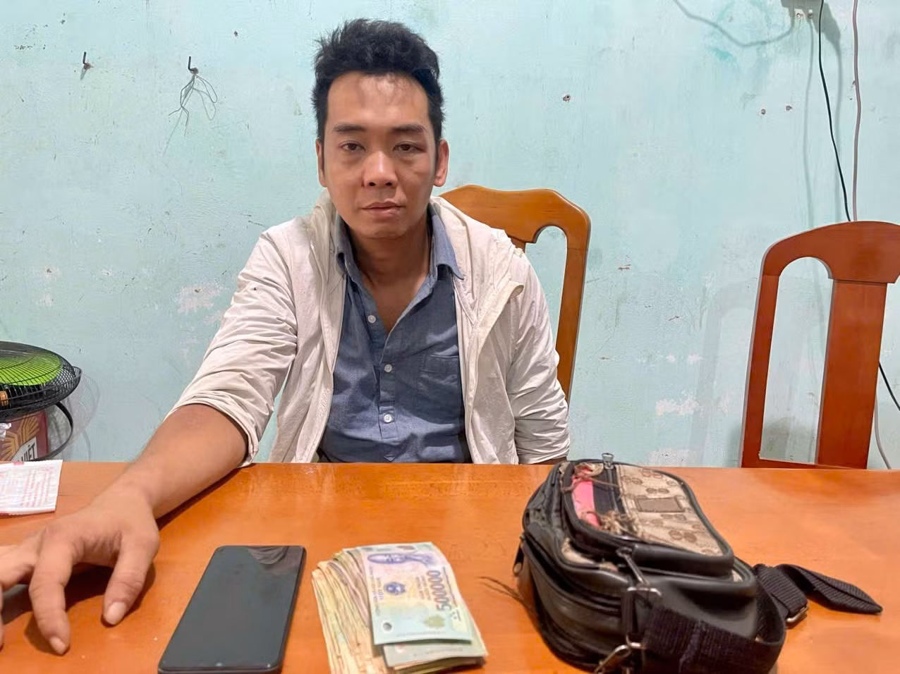 Đối tượng cướp giật được đưa về cơ quan công an sau khi bị bắt. Ảnh: Công an