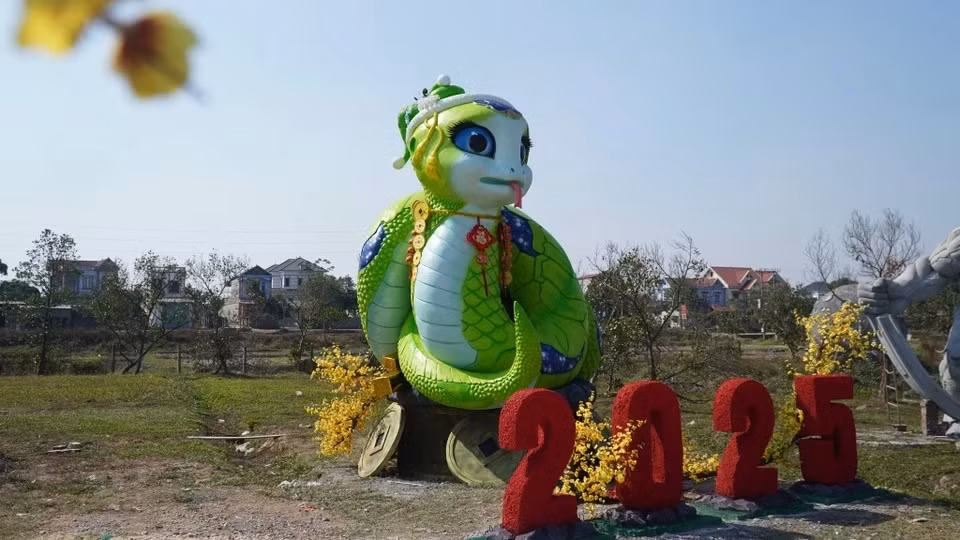 Nàng rắn đặt tại Vườn Hạnh Phúc (huyện Hiệp Hòa, Bắc Giang) do nghệ nhân Bùi Văn Quân thực hiện gây ấn tượng với màu xanh lục bắt mắt dưới ánh nắng. Ông Quân cho biết tượng nặng 7 tấn, cao 5,1 m. Chất liệu chủ yếu bằng xi măng, cốt thép. Ảnh: Bùi Văn Quân.