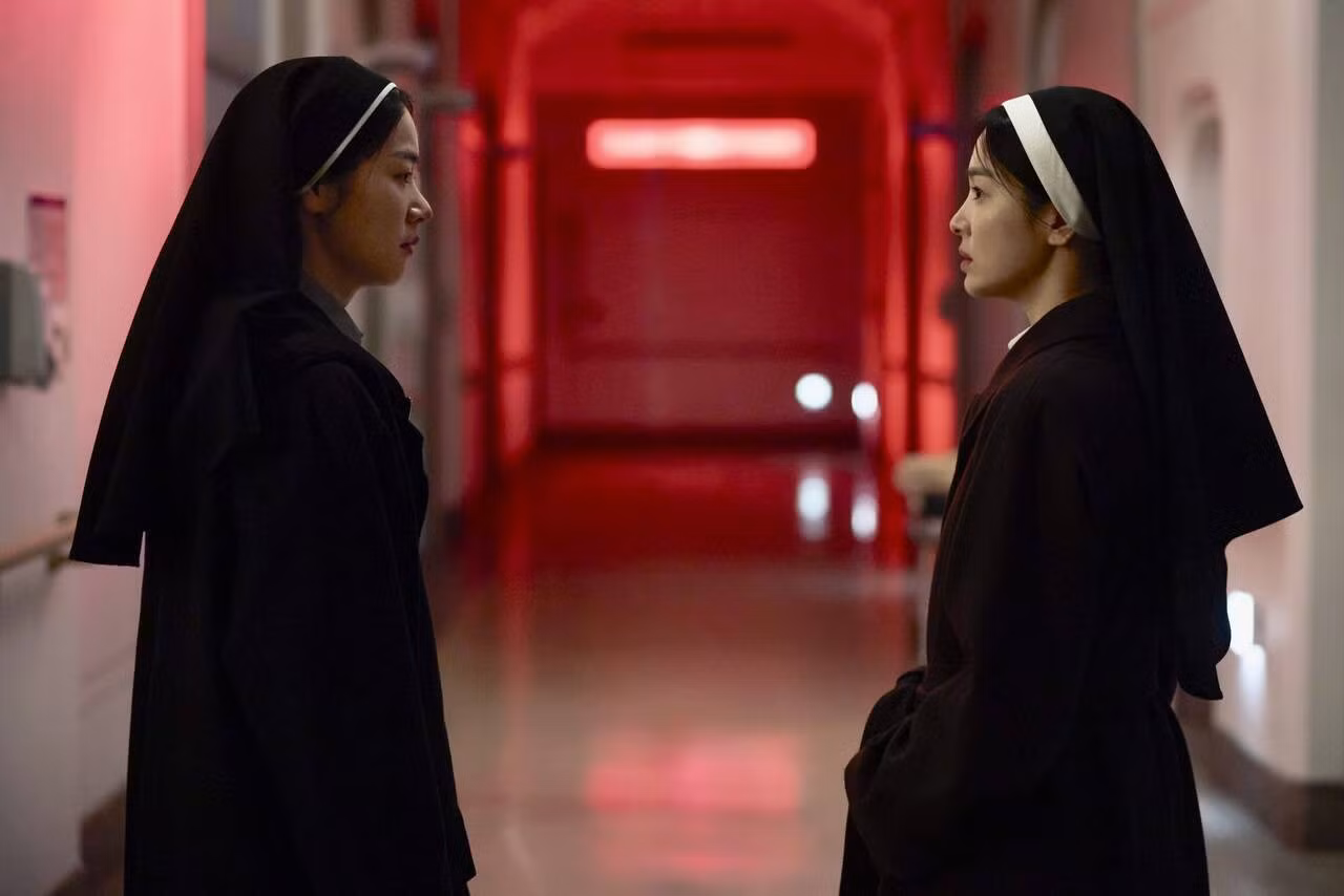 Jeon Yeo Been và Song Hye Kyo đóng vai chính trong “Dark Nuns”. Ảnh: Nhà sản xuất