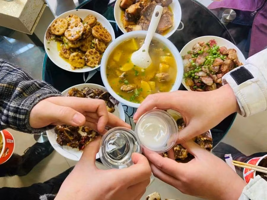 Trong dịp năm mới, những bữa ăn uống đông người cần phải chú ý vệ sinh thực phẩm. (Ảnh: ITN)