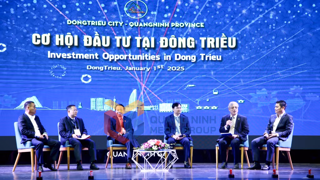 Các đại biểu tham gia tọa đàm nhằm làm rõ hơn những định hướng, cơ hội, lợi thế, tiềm năng cùng những thuận lợi, khó khăn khi đầu tư vào Đông Triều (1-2025). Ảnh: Minh Hà