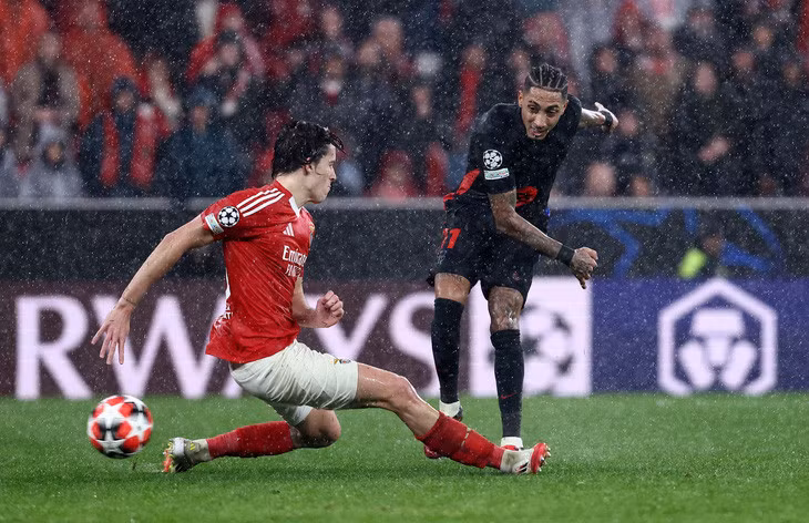 Raphinha ghi bàn thứ 5 cho Barca - Ảnh: REUTERS