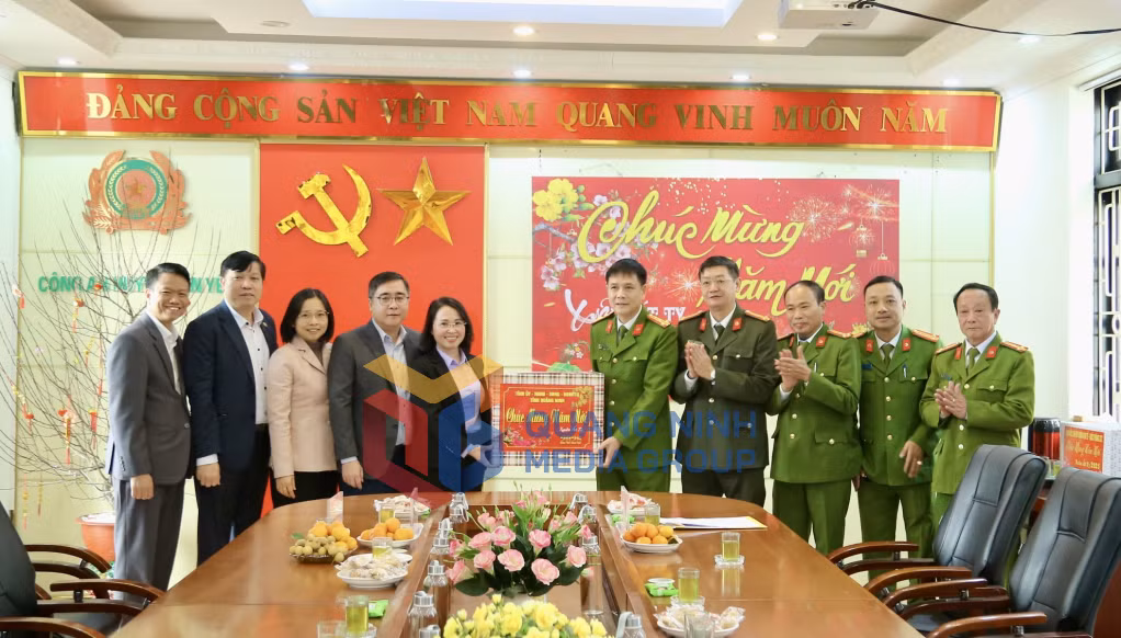 Đồng chí Trịnh Thị Minh Thanh, Phó Bí thư Thường trực Tỉnh ủy, Chủ tịch HĐND tỉnh đến thăm, chúc Tết và tặng quà động viên cán bộ, chiến sĩ Công an huyện Tiên Yên.