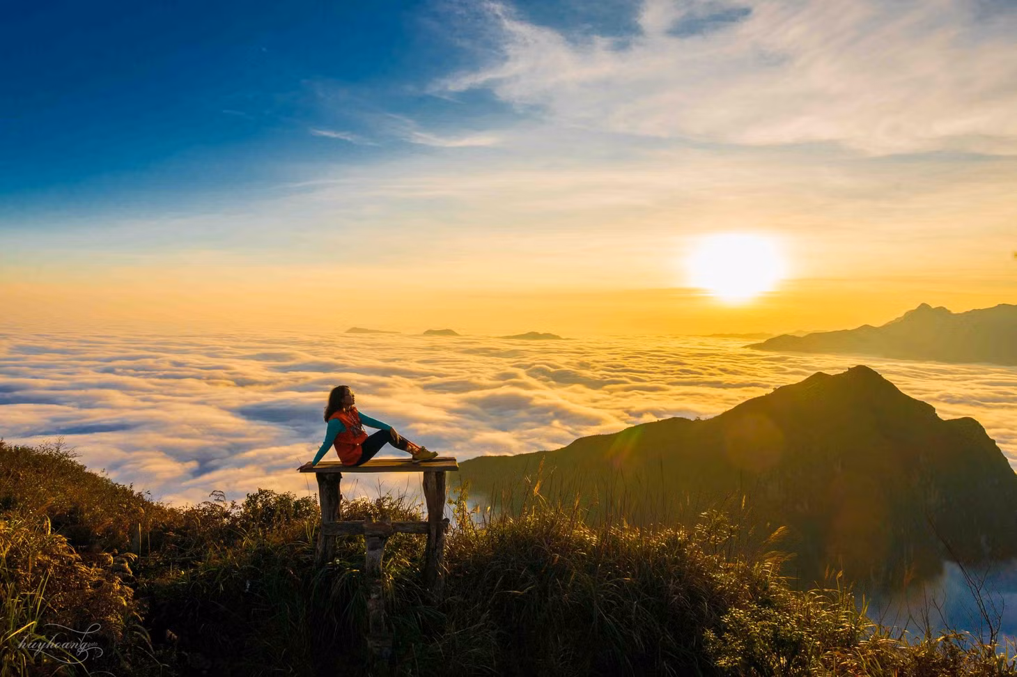 Du khách ngắm bình minh từ núi Muối. Ảnh: Lê Huy Hoàng