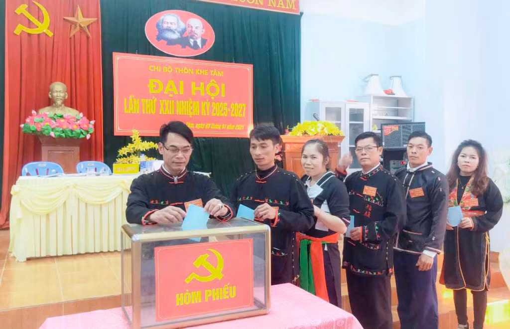 Các đảng viên chi bộ thôn Khe Tâm, xã Nam Sơn, huyện Ba Chẽ bỏ phiếu bầu cử Chi ủy, bầu Bí thư, Phó Bí thư nhiệm kỳ 2025 - 2027 tại đại hội.