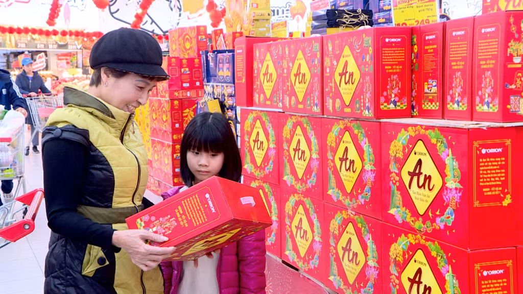 Thời điểm này nhu cầu mua sắm Tết của người dân tăng cao so với ngày thường.