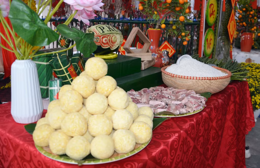 Gạo nếp, đậu xanh đãi vỏ và thịt lợn là nguyên liệu chính để gói bánh chưng.