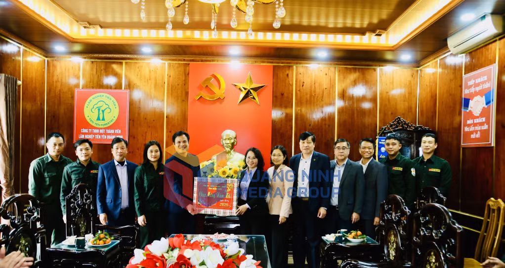 Đồng chí Phó Bí thư Thường trực Tỉnh ủy, Chủ tịch HĐND tỉnh đã đến thăm, chúc Tết, tặng quà động viên cán bộ, công nhân Công ty TNHH MTV Lâm nghiệp Tiên Yên.