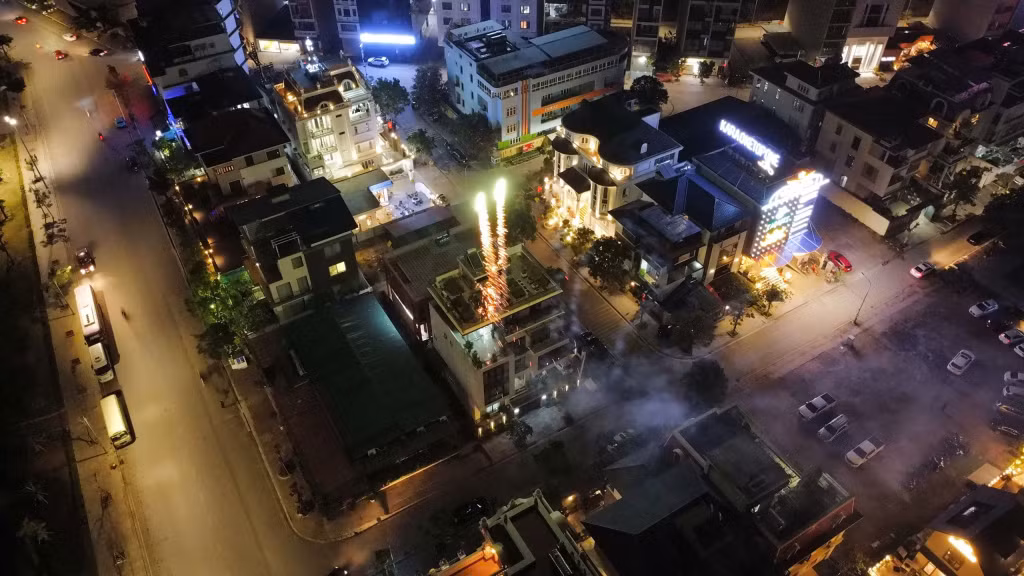 Nhiều gia đình đốt pháo hoa đón chào năm mới.