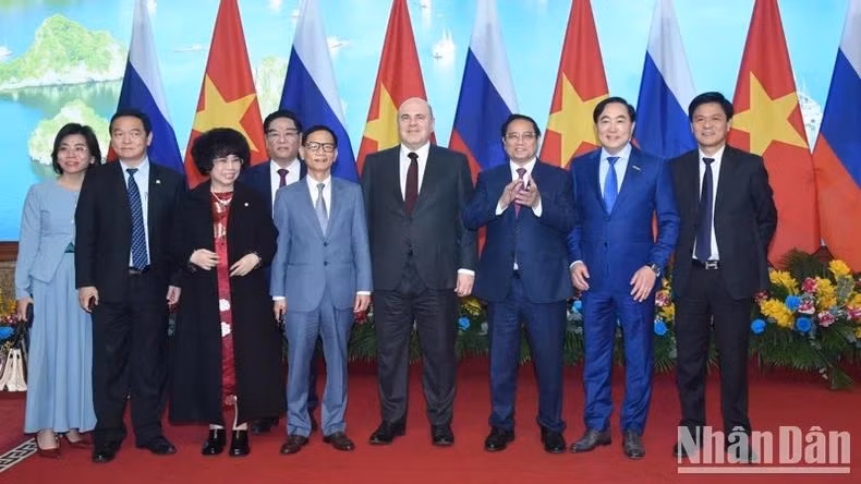 Thủ tướng Phạm Minh Chính và Thủ tướng Liên bang Nga Mikhail Mishustin với các lãnh đạo tập đoàn lớn của Việt Nam tham dự Đối thoại. (Ảnh: TRẦN HẢI)