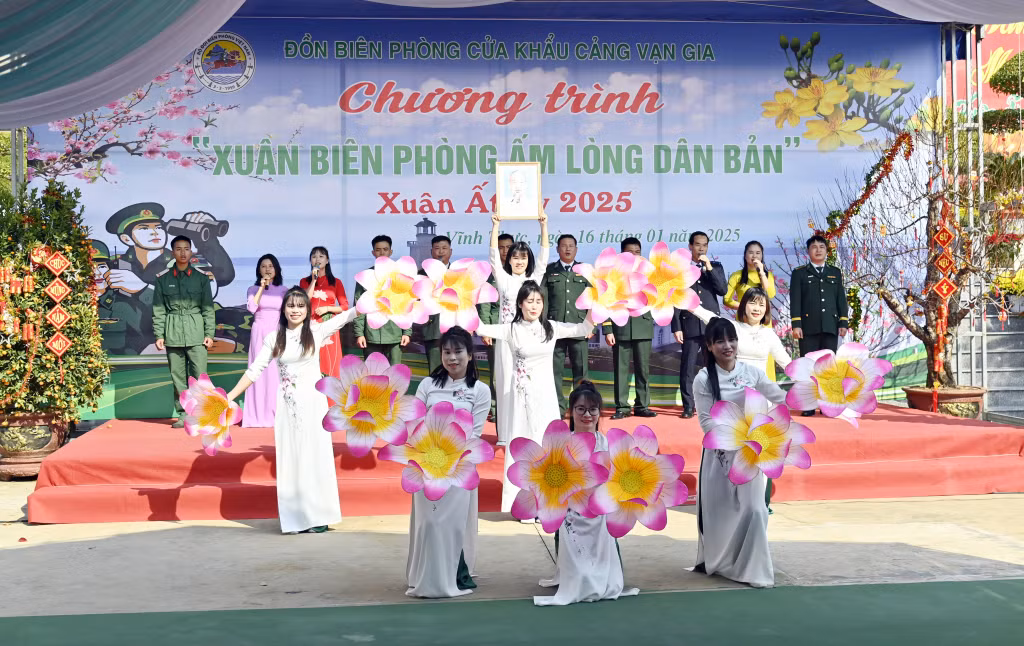 Tiết mục văn nghệ được CBCS Đồn Biên phòng CK Vạn Gia cùng chính quyền địa phương tham gia.