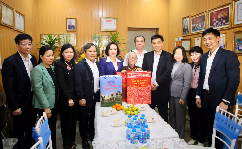 Phó Chủ tịch Quốc hội Nguyễn Thị Thanh và Bí thư Tỉnh ủy Vũ Đại Thắng thăm, tặng quà cho Mẹ Việt Nam anh hùng Nguyễn Thị Phương, 