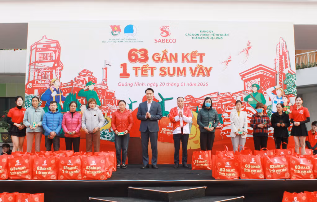 Đồng chí Phạm Hồng Thái, Phó Bí thư Đảng ủy Than Quảng Ninh cùng đại diện lãnh đạo SABECO trao tặng quà tết cho người lao động có hoàn cảnh khó khăn.