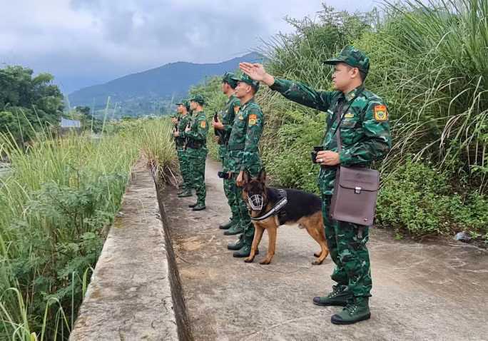 CBCS Đồn Biên phòng cửa khẩu Hoành Mô tuần tra đường biên, cột mốc biên giới.