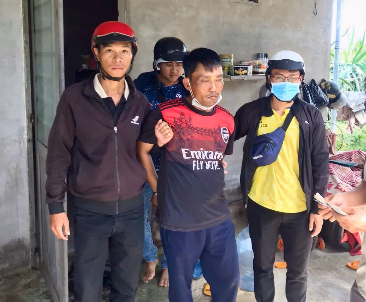 Đối tượng cướp tài sản được đưa về làm việc. Ảnh: DT