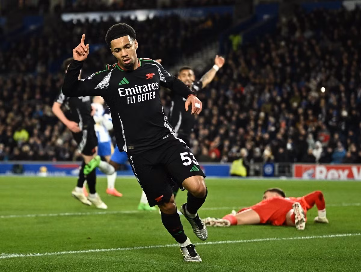 Không chỉ thiếu vắng ngôi sao Bukayo Saka do chấn thương, "Pháo thủ" còn để hai trụ cột Martin Odegaard và Gabriel Martinelli ngồi dự bị. Những xáo trộn này buộc Arsenal phải chọn lối chơi thận trọng hơn thường lệ.