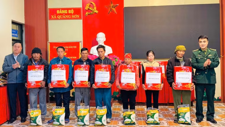 Tặng quà Tết cho người dân xã Hải Sơn