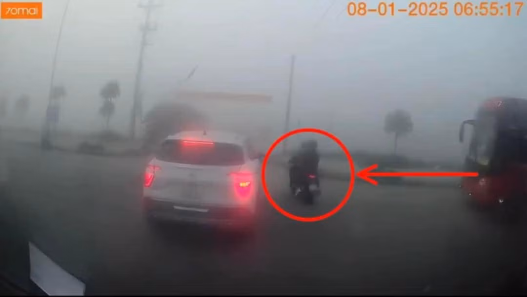 Thời điểm sắp xảy ra va chạm giữa xe khách và xe máy. Ảnh cắt từ camera hành trình, người dân cung cấp