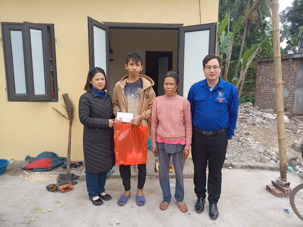 Đoàn Thanh niên Trung tâm Y tế TX Quảng Yên nhận đỡ đầu em Phạm Minh Hoàng (thôn Giếng Sen, xã Tiền An) với số tiền hỗ trợ 300.000 đồng/tháng.&nbsp;(Ảnh: Đơn vị cung cấp).