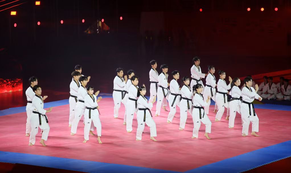 Màn biểu diễn Taekwondo của các võ sĩ đến từ Hàn Quốc, tại Giải Taekwondo Cảnh sát Châu Á mở rộng năm 2024 tổ chức tại TP Hạ Long, tháng 12.