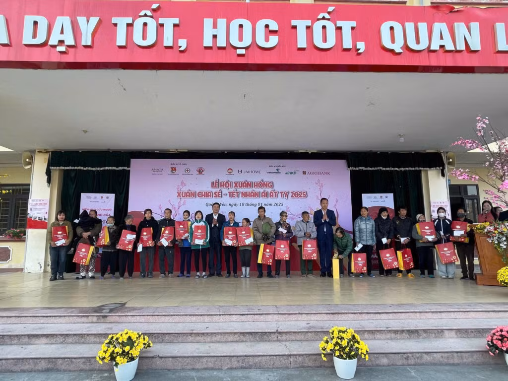 Lãnh đạo Thị ủy, Ủy ban MTTQ Việt Nam TX Quảng Yên trao tặng quà cho các hộ gia đình hoàn cảnh khó khăn trên địa bàn thị xã.