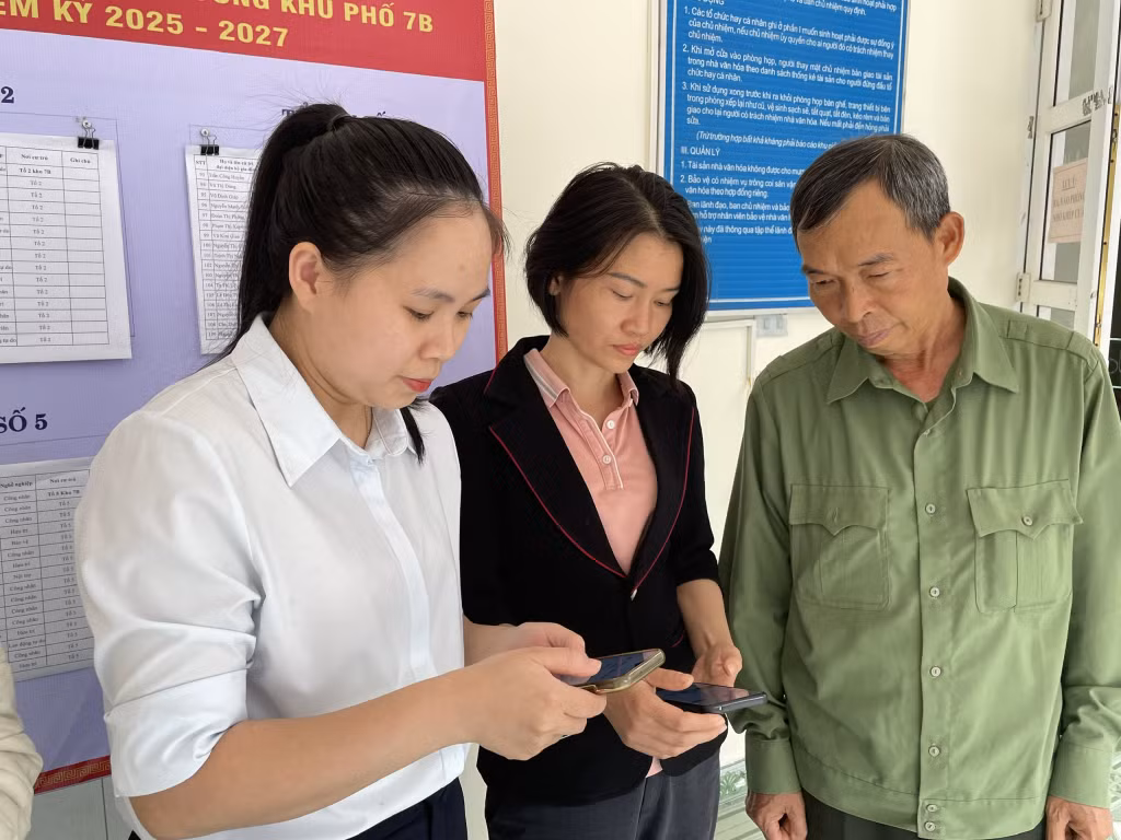 Cán bộ HND TP Cẩm Phả hướng dẫn cài đặt ứng dụng nền tảng số “Nông dân Việt Nam” cho hội viên nông dân.