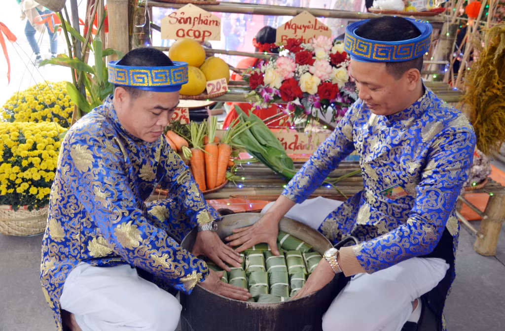Bánh chưng được các đội xếp vào nồi, sang công đoạn luộc.
