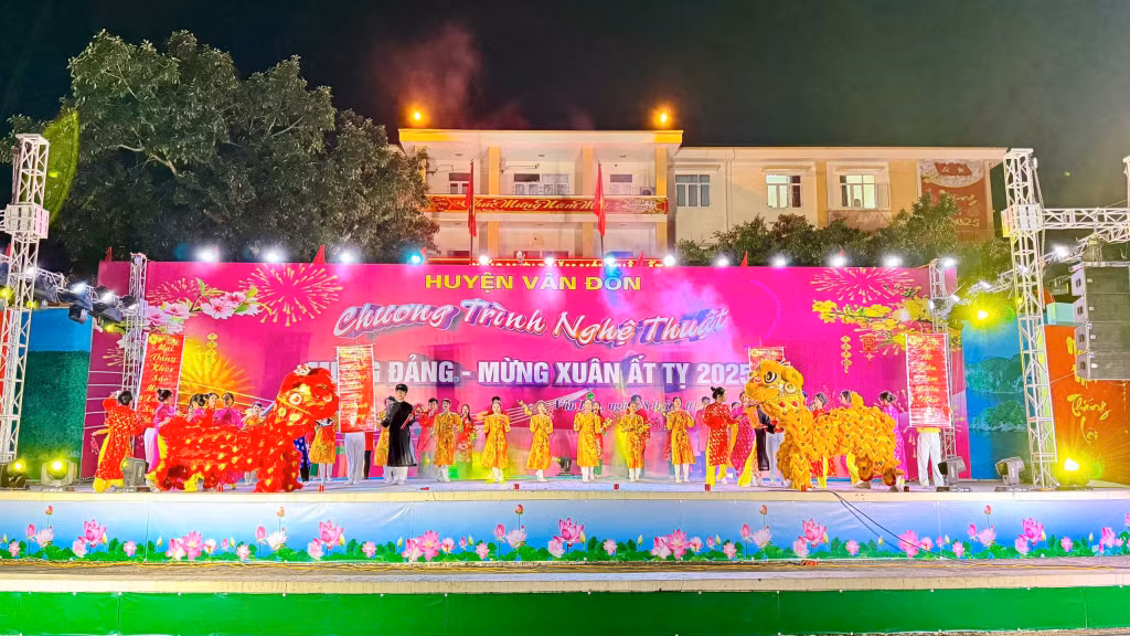 Chương trình nghệ thuật “Mừng Đảng, mừng Xuân Ất Tỵ 2025” tổ chức tại Khu vui chơi thanh thiếu nhi huyện Vân Đồn.