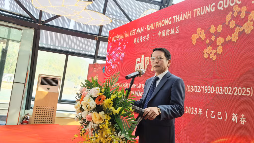 Đồng chí Nguyễn Kim Anh - Tỉnh ủy viên, Bí thư Huyện ủy Hải Hà (Việt Nam) phát biểu tại buổi gặp mặt với khu Phòng Thành (Trung Quốc)
