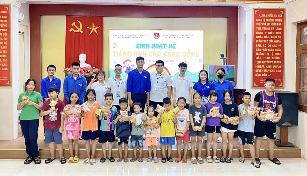 CLB "Sinh viên 5 tốt" của Trường Đại học Hạ Long phối hợp tổ chức sinh hoạt hè "Tiếng Anh cho cộng đồng" tại phường Phong Hải (TX Quảng Yên), tháng 7/2024.