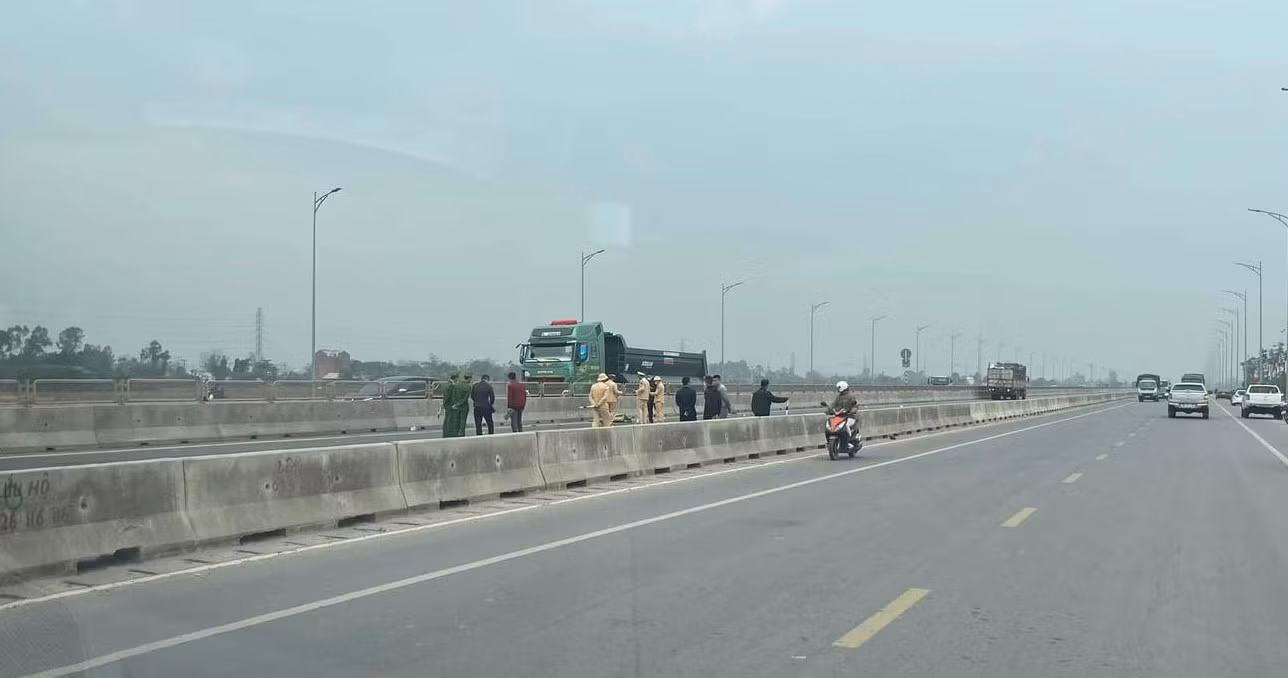 Lực lượng chức năng khám nghiệm hiện trường điều tra nguyên nhân vụ tai nạn trên tuyến đường Hưng Yên - Thái Bình.