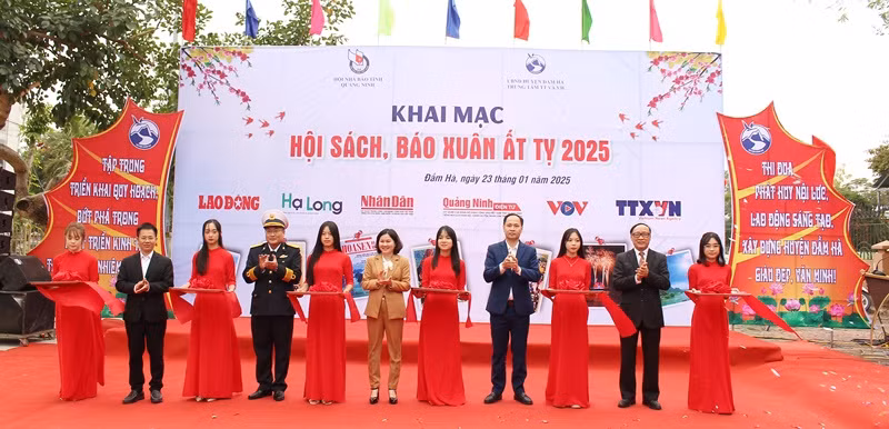 Các đại biểu cắt băng khai mạc Hội sách, báo Xuân Ất Tỵ 2025&nbsp;
