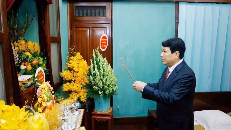 Chủ tịch nước Lương Cường đã thắp nén hương thơm, thành kính tưởng nhớ công lao trời biển của Chủ tịch Hồ Chí Minh. (Ảnh: Lâm Khánh//TTXVN)